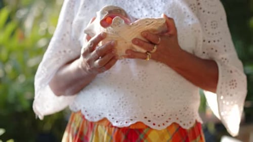Femme tenant un lambi - gros plan