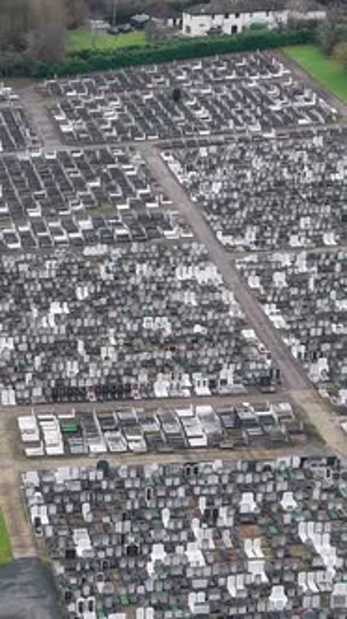 Vuelo vertical inverso de un Zumbido sobre el cementerio judío de Waltham Cross