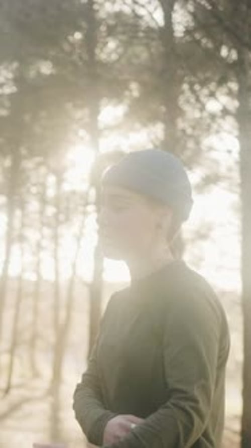 Jeune femme dansant le hip-hop freestyle dans une forêt ensoleillée