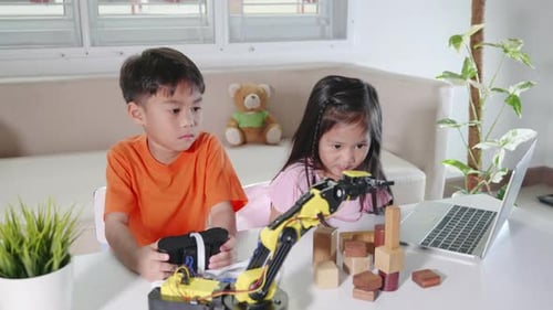Code de programme pour enfant, petite fille, robot avec ordinateur portable et télécommande de test pour garçon