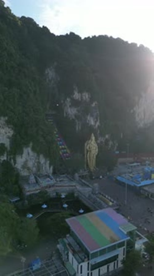 Vidéo aérienne de la statue de Lord Murugan représentant les grottes de Batu.
Malaisie