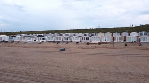 Drohnenaufnahme von Kabinen an der Küste der Nordsee.