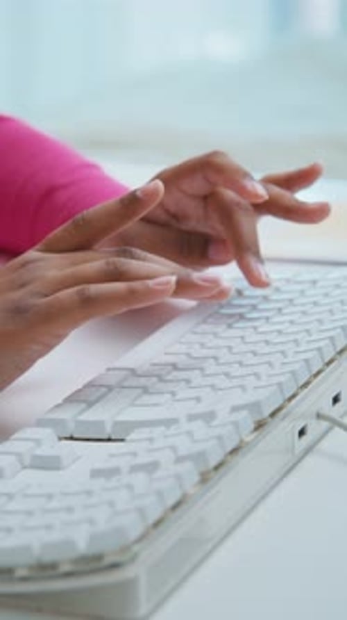 Taper sur le clavier tout en travaillant dans un espace de bureau lumineux avec une atmosphère animée