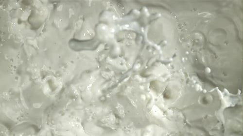 Frische Milch mit Spritzern, gefilmt mit einer Hochgeschwindigkeitskamera mit 1000 Bildern pro Sekunde