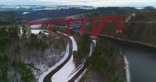 Vue aérienne : paysage hivernal de la Truyère avec le viaduc de Garabit, chemin de fer français, viaduc voûté à