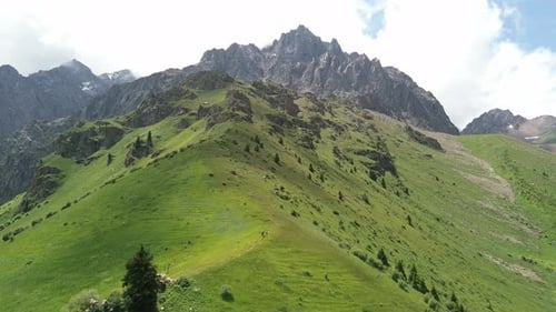 Vue aérienne de backackers qui font une randonnée dans les vastes montagnes du Kazakhstan.