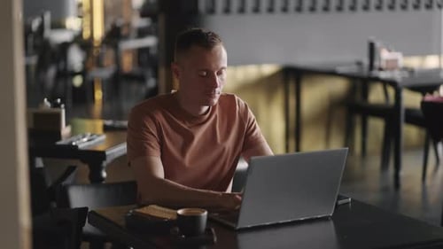 Programador autónomo que escribe código de programa trabajando de forma remota desde un café Retrato de un diseñador web