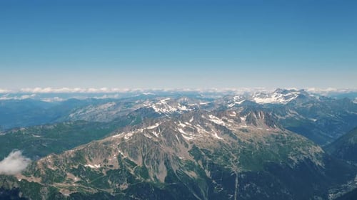 Séquence Cinématographique de montagnes dans les Alpes