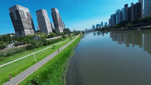 Ciclista na ciclovia do Parque Bruno Covas em São Paulo, Brasil.