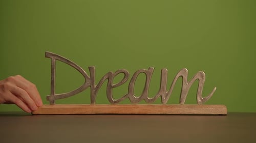 Una pantalla minimalista con un fondo verde y un objeto rizado para un atractivo estético