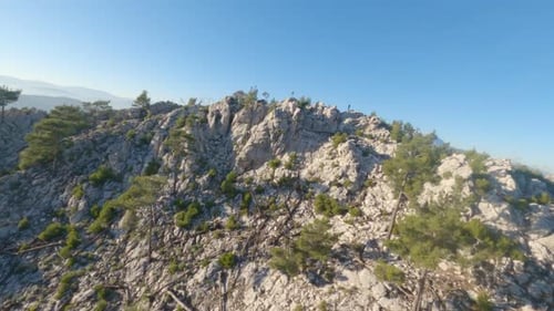Vacances magnifiques sur les sommets de la montagne sur les rives de la Turquie