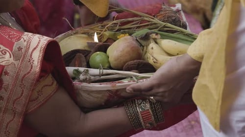 indische Frauen, die den allmächtigen Hindu-Sonnengott mit heiligen Opfergaben beim Chhath Festival verehren, wurde aufgenommen