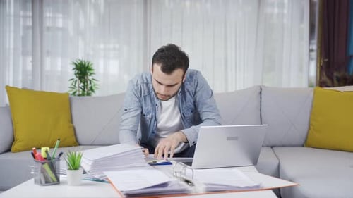 Homme d'affaires indépendant désordonné qui ne trouve pas ce qu'il cherche.