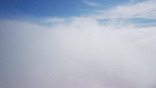 Fliegen Sie durch wunderschöne dicke, flauschige Wolken