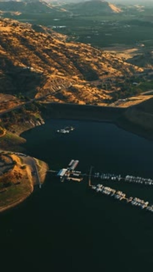Wunderschöner See mit Anlegestelle für Yachten und Boote, umgeben von Bergen in Kalifornien.