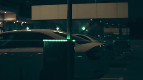 Estacionamento de automóveis no sistema de segurança do terminal do aeroporto Boom Barrier Gate à noite