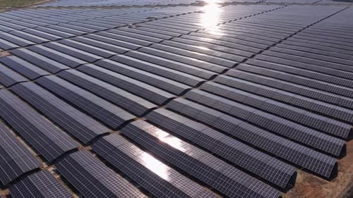 Vue aérienne d'une ferme solaire avec des panneaux dans le paysage, Bulgarie.