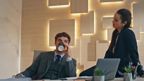 Geschäftspaar genießt Pause bei Late Buro Closeup Kollegen trinken Kaffee