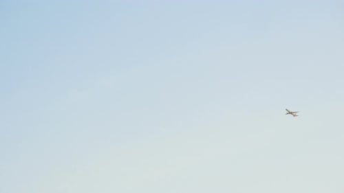 Ala de un avión sobre la tierra al atardecer para viajes de negocios de aviación