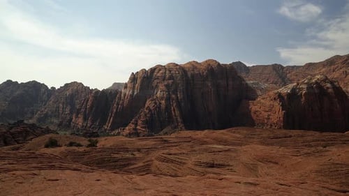 Wunderschöne Landschaft, Naturaufnahme atemberaubender roter Felsformationen mit getrockneten, versteinerten Sanddünen darunter
