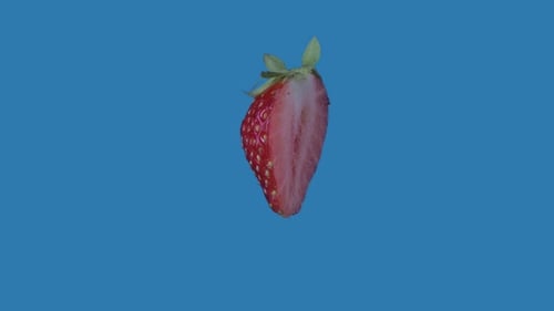 Primer plano del concepto creativo de publicidad de alimentos saludables de media fresa roja suspendida giratoria