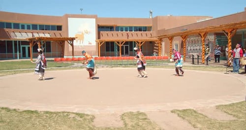 Taos Pueblo, Nuevo México/Estados Unidos - 11 de abril de 2019: Espectáculo de danza nativa americana, auténtico Nuevo México...