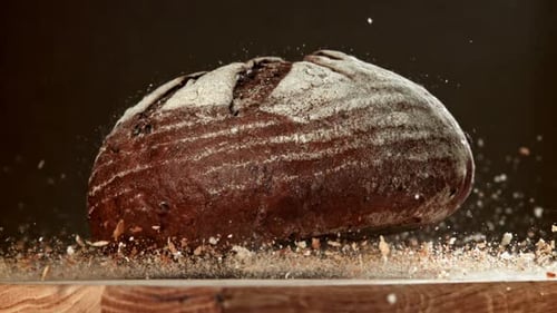 Brot auf einem Schneidebrett, gefilmt mit einer Hochgeschwindigkeitskamera mit 1000 Bildern pro Sekunde