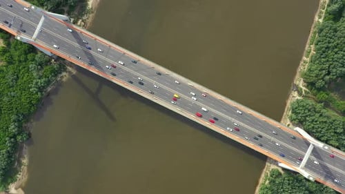 Drohnenblick, Landschaft, Autobahn, Brücke über den Fluss. Luftbild: Stadt, Straße, Landschaft
