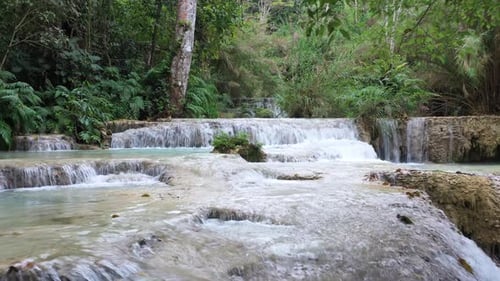 Wunderschöne klare Wasserfallkaskade im tropischen Regenwald, Kuang Si Falls in Luang Prabang, Laos