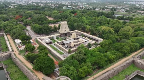 Vue aérienne du temple de Vellore entouré d'une épaisse forêt près d'un étang