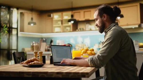 Softwareentwickler zu Hause, der Code schreibt und Anwendungen debuggt
