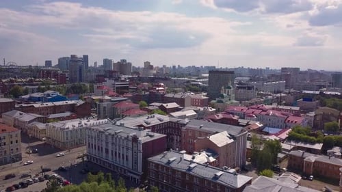 Vista aérea de una ciudad de verano. Pinza. Fondo urbano típico.