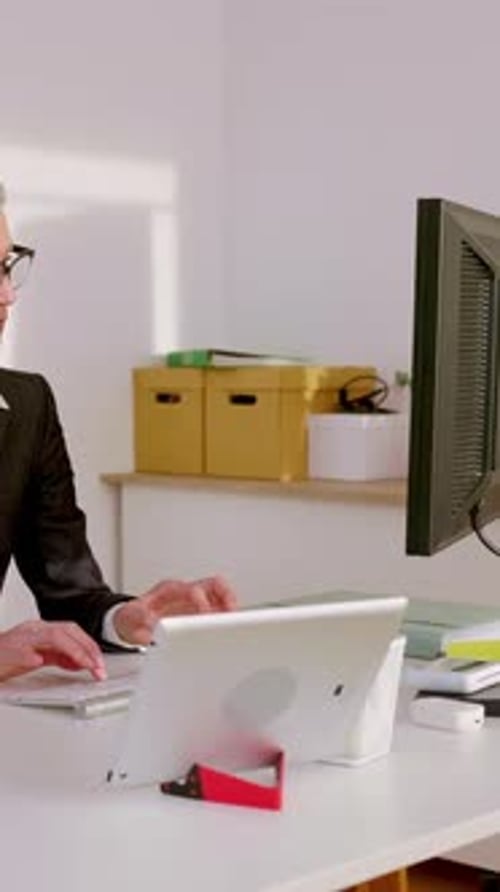 Freelancerin mittleren Alters, die vom Home-Office aus arbeitet und auf der Tastatur tippt