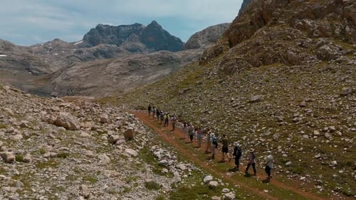 Vue aérienne sur le tourisme et l'écotourisme d'un groupe de personnes faisant de la randonnée sur une montagne