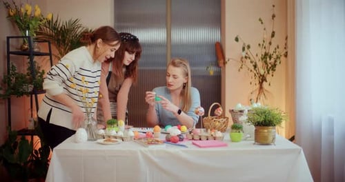 Mãe e filha estão pintando ovos de Páscoa para as férias da Páscoa