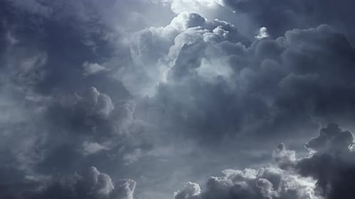 4k Cumulonimbuswolken und Blitze, Gewitter.