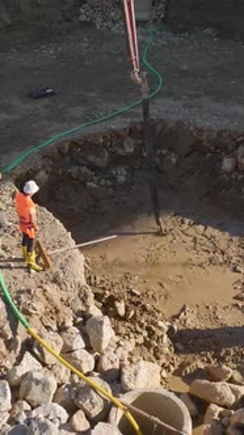 Trabajadores de Vídeo Vertical Operando Máquinas Pesadas en una Obra de Construcción