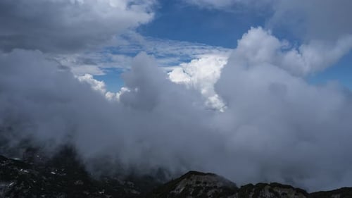 Zeitraffer großer Wolken in den Bergen