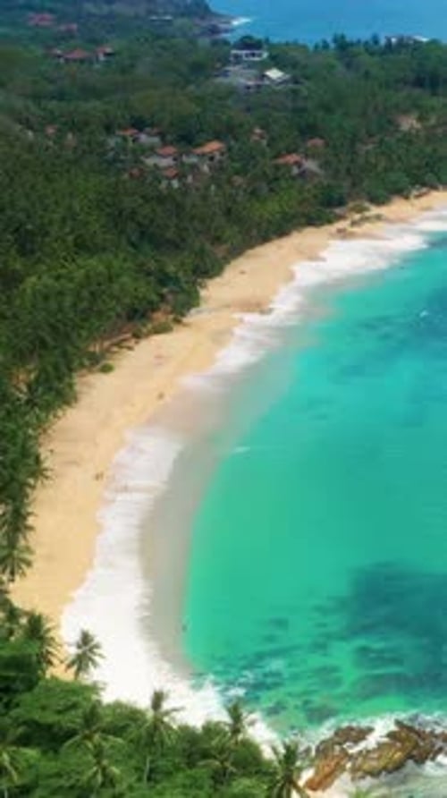 Luftaufnahme des unberührten tropischen Strandes mit smaragdgrünem Wasser in Sri Lanka