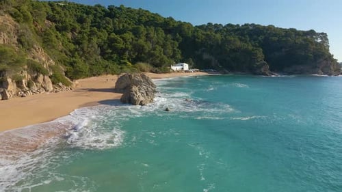 praia mediterrânea paradisíaca águas azuis turquesas sem pessoas vista aérea drone spain catalunya co