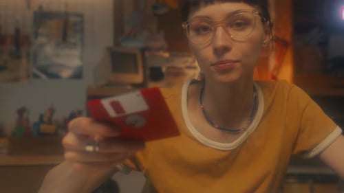 Junger Programmierer, der Diskette benutzt