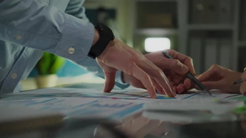 Analista. Funcionários e colegas da empresa estão realizando consultas na sala de reuniões. Sênior