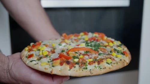 Eine frische, hausgemachte Gemüsepizza mit farbenfrohen Zutaten, perfekt für jede Mahlzeit oder jeden Anlass