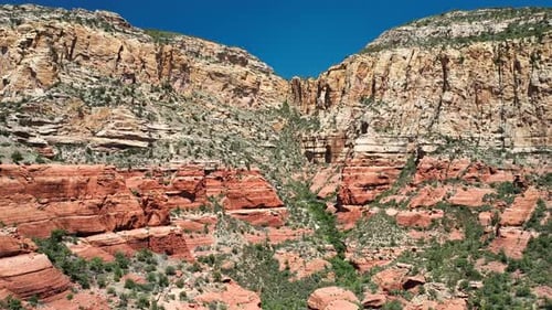 Vista aérea de las formaciones rocosas de Red Canyon Road, Estados Unidos.