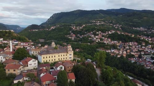 Zumbido sobre el cuartel de Jajce y el monte Trebevic en Sarajevo, Bosnia
