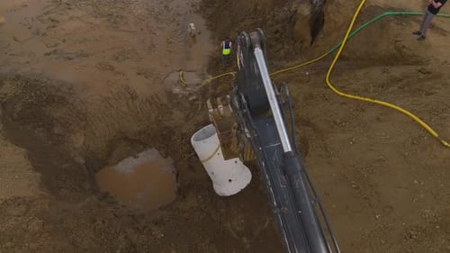 Vista aérea: maquinaria y personas en acción en la construcción