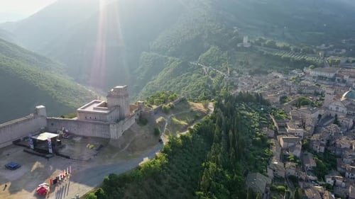 Vue aérienne du centre-ville d'Assise, des cathédrales, de la forteresse médiévale de Rocca Maggiore et des vignobles sur le