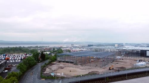 Vue aérienne du projet de charpente en acier du chantier de construction d'un bâtiment industriel incomplet