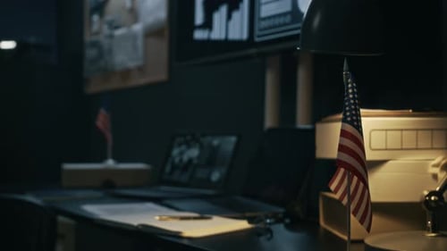 Bureau avec drapeau américain et configuration de recherche