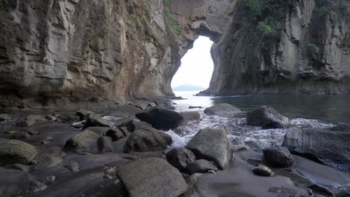 Wellen und Felsen am Eingang der Natural Sea Arch Cave